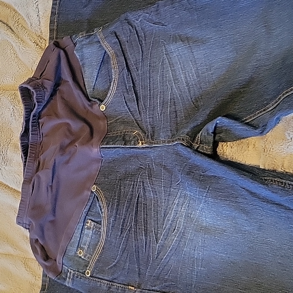 Oh! Mamma demin jeans with button pockets.